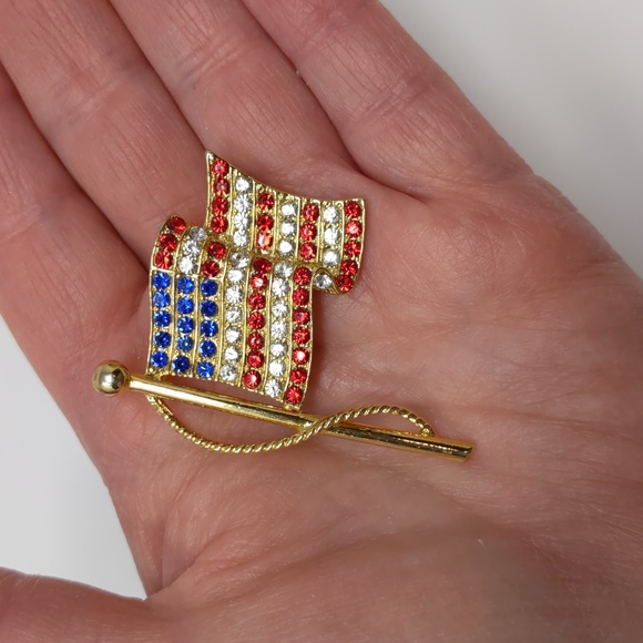 JJ Jonette American Flag Brooch Pin Signed EUC Gold Tone Rhinestones - Picture 6 of 6